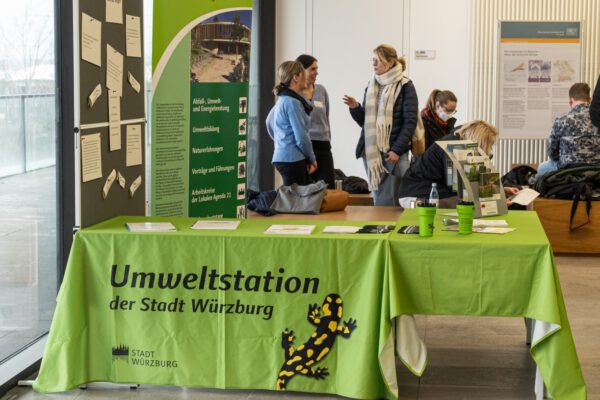Die geräumigen Flure der Philosophischen Fakultät der Universität Würzburg boten nicht nur etlichen Ausstellern Platz, sondern waren auch Raum für Begegnungen und Fachgespräche.