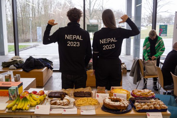 Der für den SGT 2023 entworfene Getränkebecher war im Tagungsbeitrag inbegriffen und half, Geschirr zu reduzieren. Die Verpflegung wurde komplett durch die Studierenden der Nepal-Exkursion 2023 zubereitet. Der Erlös und Spenden ging an die Nepalhilfe Kulmbach e. V.