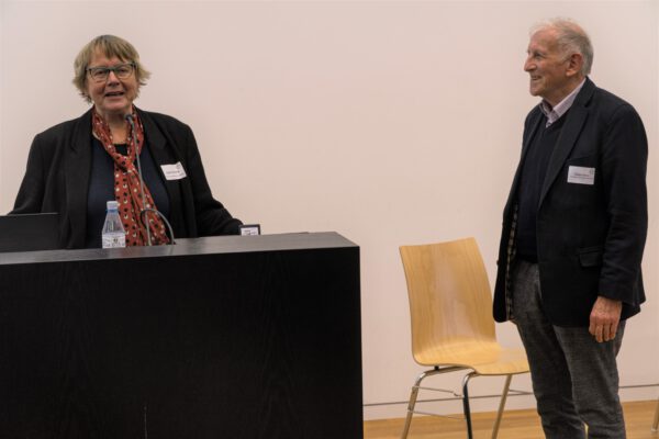 Prof. Dr. Ingrid Hemmer spricht die Laudatio für Prof. em. Dr. Dieter Böhn, der für seine Verdienste um die Schulgeographie die VDSG-Ehrenmünze erhält