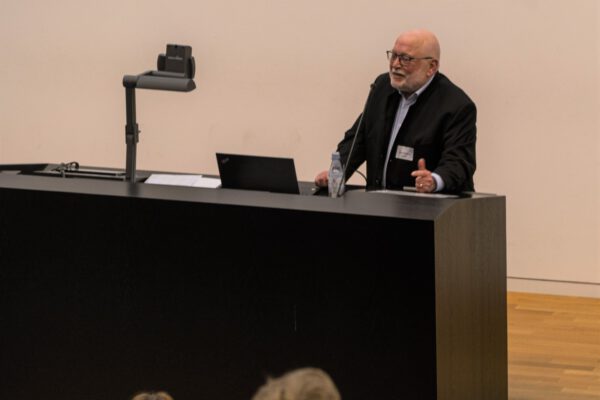 Dr. Ambros Brucker, der den Verband der Bayerischen Schulgeographen 1980 gegründet hat, ergreift nach der Überreichung der VDSG-Ehrenmünze selbst das Wort.